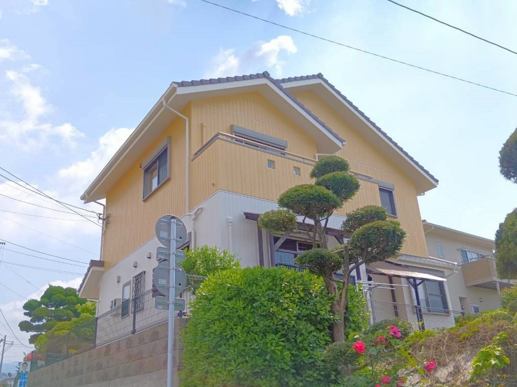ダークブラウンから明るいイエローへ！外壁リフォーム（長崎県大村市）