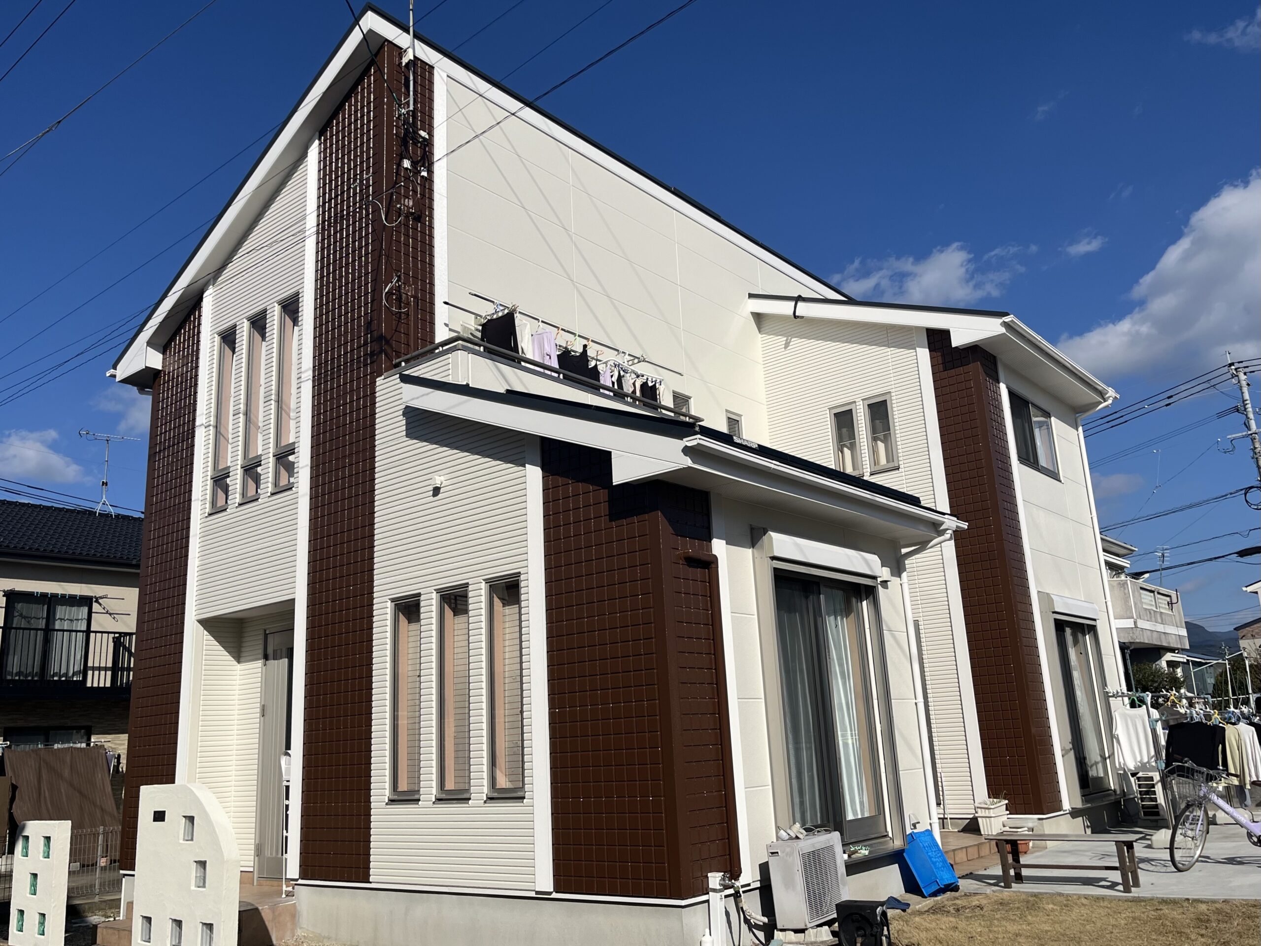 ひび割れ・屋根の劣化を徹底補修！チョコレートブラウンが映える高級モダン外壁塗装（長崎県大村市）