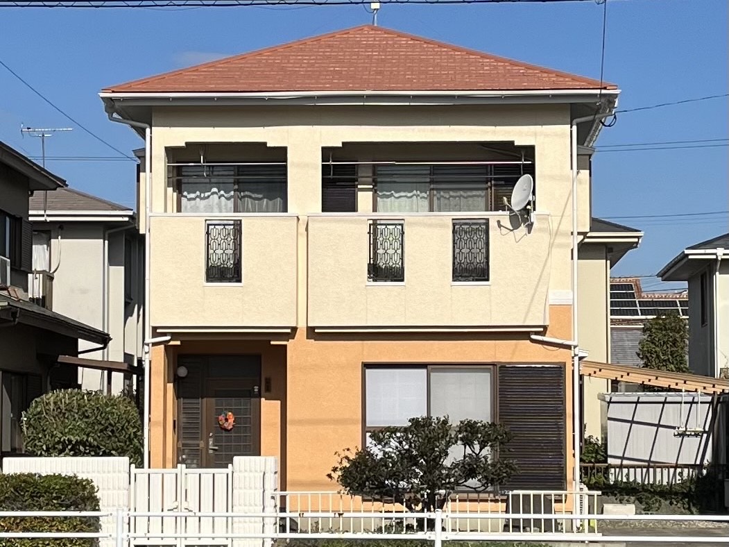グレーから南欧風の明るい佇まいへ！屋根・外壁ツートン塗り替え工事（長崎県大村市）
